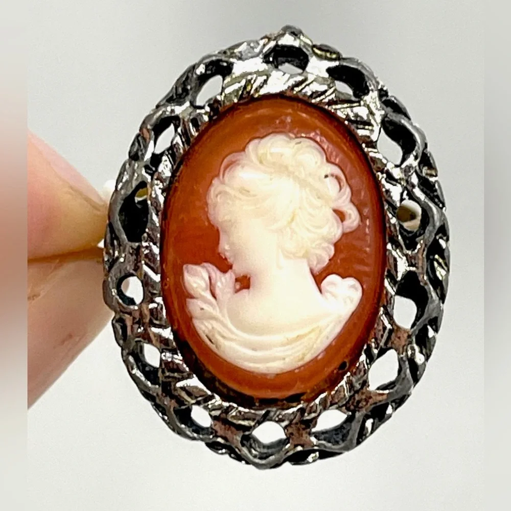 Very Vintage Cameo Fashion Ring Sz. 8